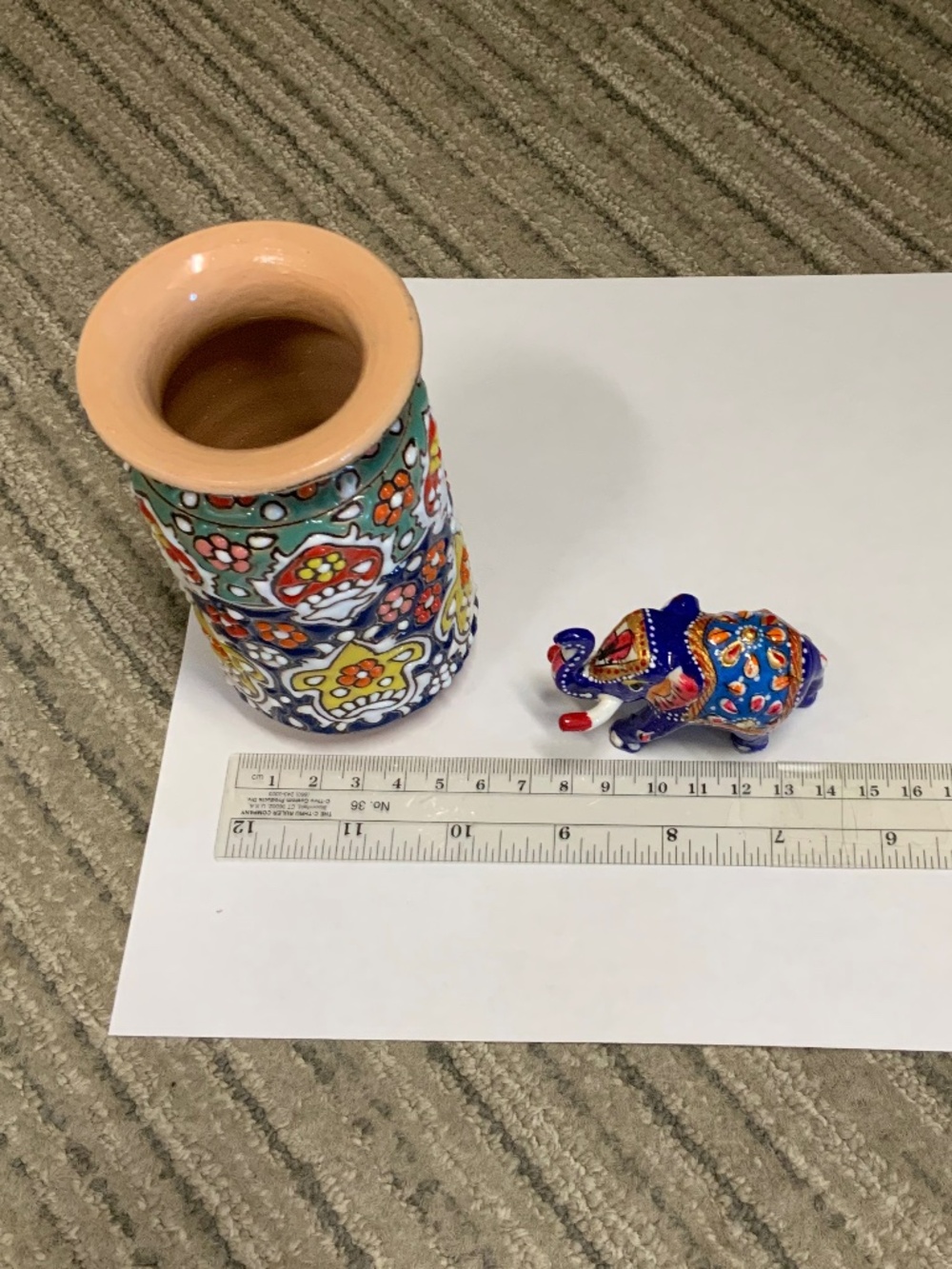 Small vase and elephant - Picture 2 of 7